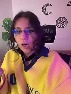 Stripchat Adult Webcam of HollyPeach