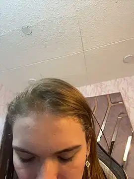 Stripchat Live Sex Cam of meryymoon_