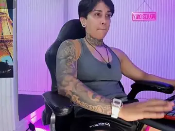 ZhoeStrong from stripchat