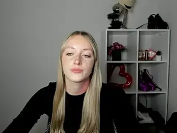 EvelynBlond from stripchat