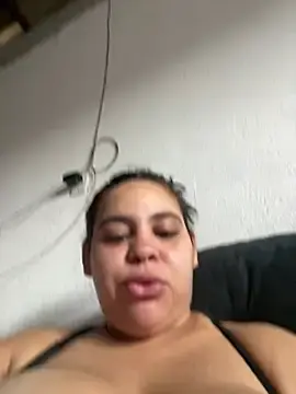 Stripchat Live Sex Cam of Adriputinha