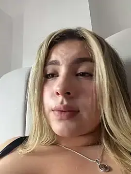 Stripchat Nude Webcam of Cloee_Rainbow1