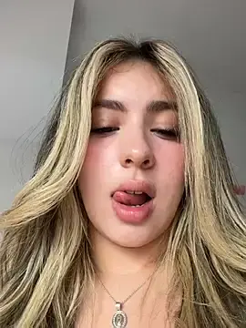 Stripchat Live Sex of Cloee_Rainbow1