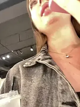Stripchat Live Sex Cam of KrisMagnoly
