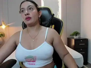 Stripchat Sex Cam of kira_relish