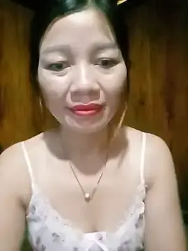 Yiyi102300 from stripchat
