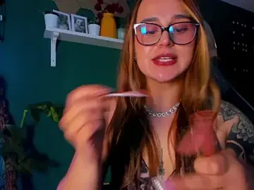 Stripchat Live Sex Cam of evy_orange1