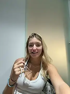 Stripchat Live Sex Cam of camille_2007