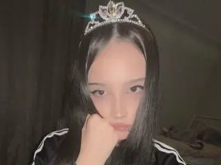 LaineNewmon from xlovecam