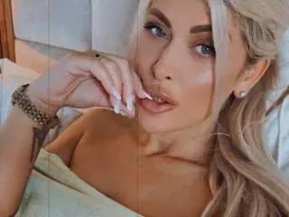Xlovecam Watch Live Sex Cams of SalmaRoze