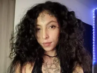 LaurieRzz from xlovecam